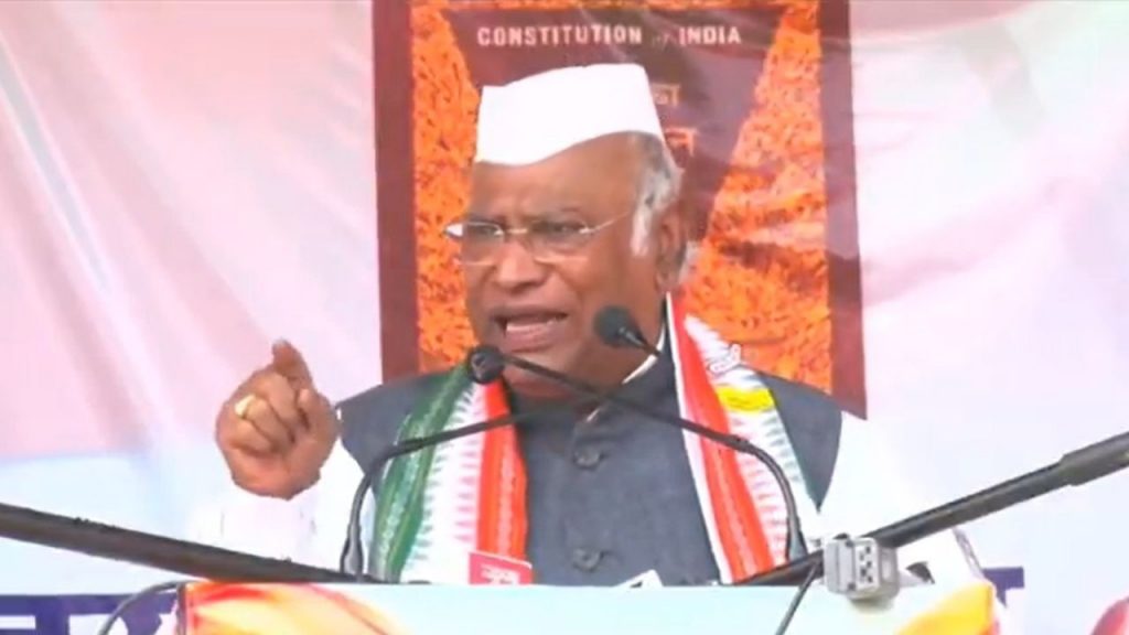 Mallikarjun Kharge attacked BJP-JDU in Buxar.