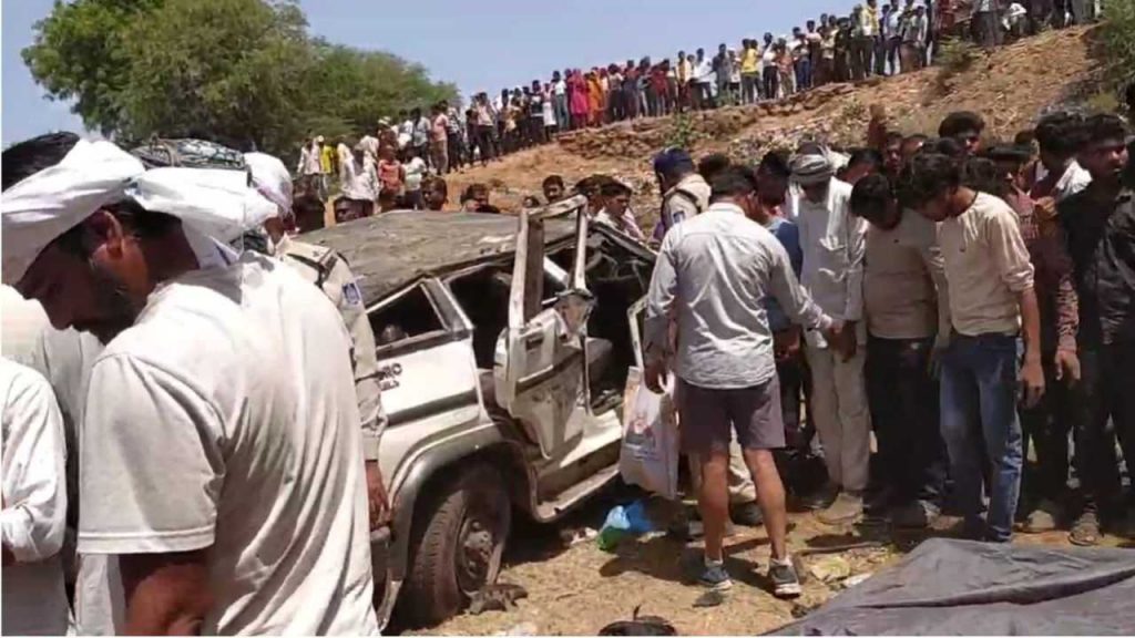 8 people died when a Bolero fell off a bridge.