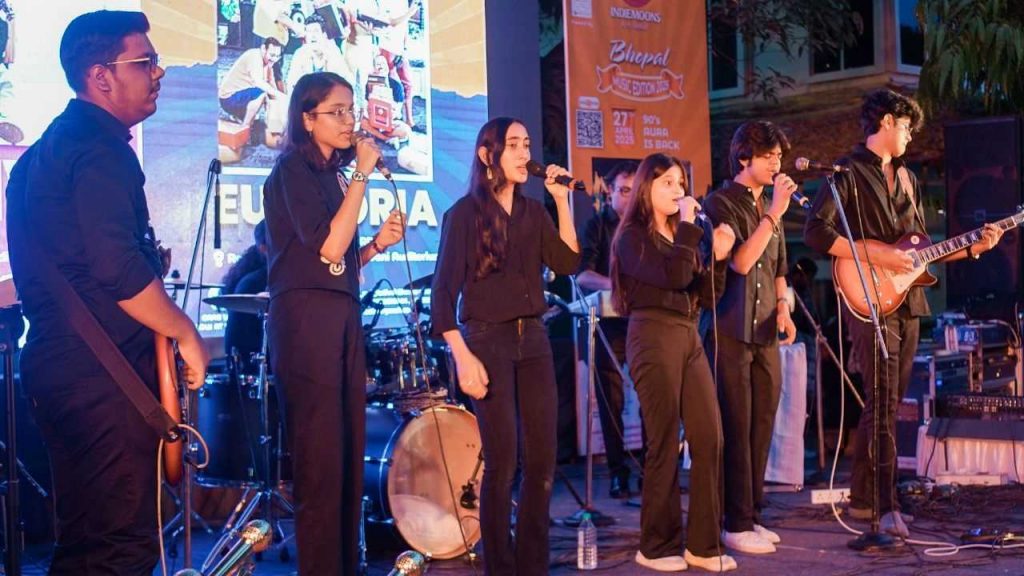 Indiemoons Art Festival begins.