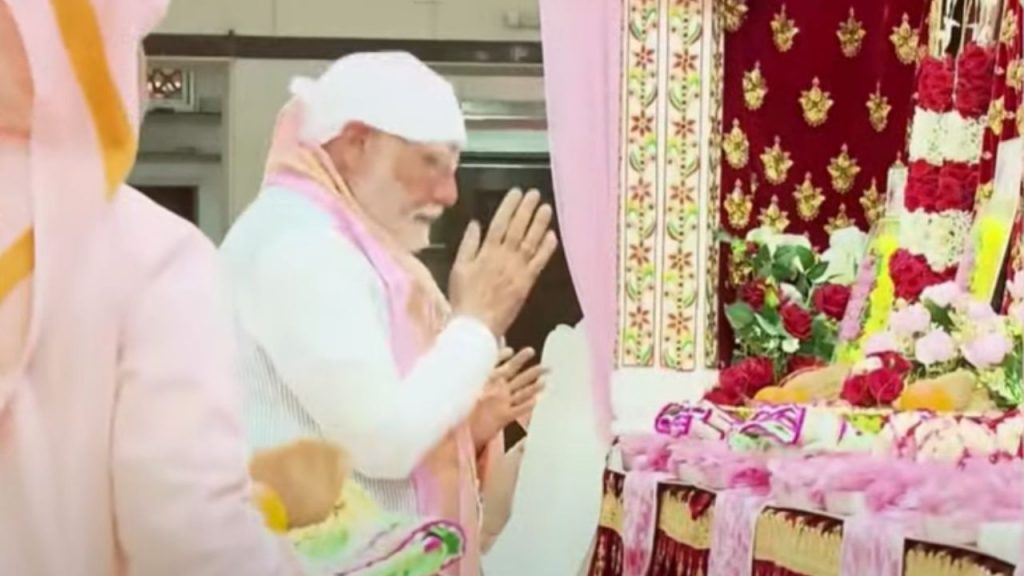 PM Modi reached Anandpur Dham and offered prayers.