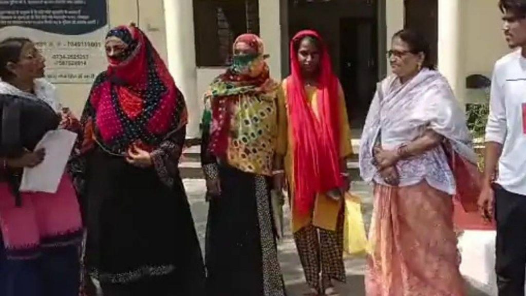 Women reached to complain after being cheated online.