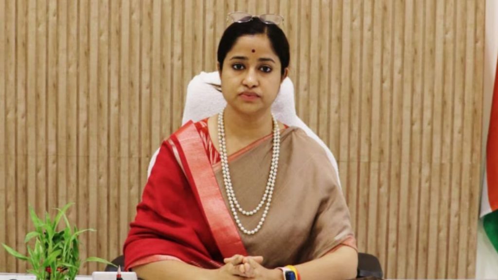 PM Modi honored Jhabua Collector with Excellence Award