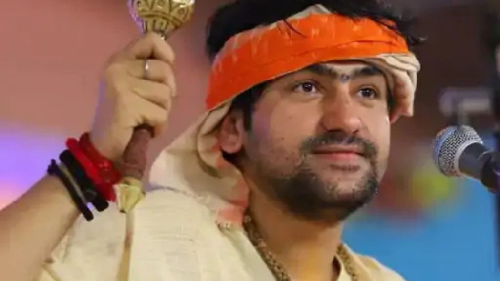 Baba Bageshwar heard the applications of the people in Divya Darbar in Muzaffarpur.