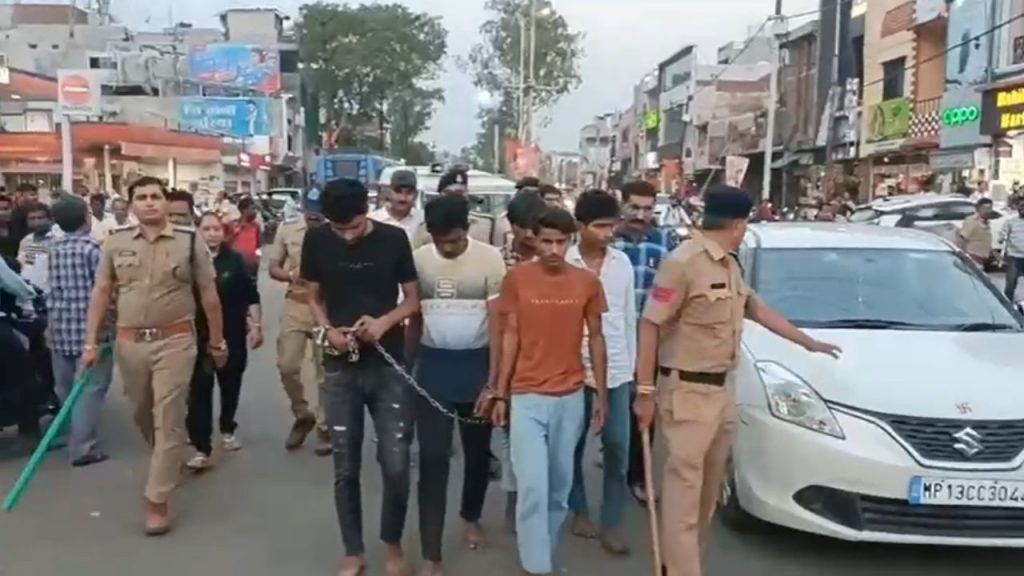 The police paraded all the accused on the road.