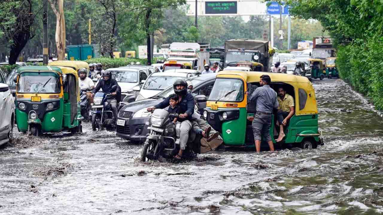 Unseasonal rain in Delhi led to waterlogging.