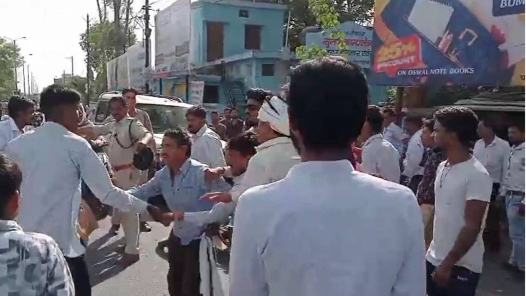 People from the bride's side beat up people from the groom's side in front of the police.