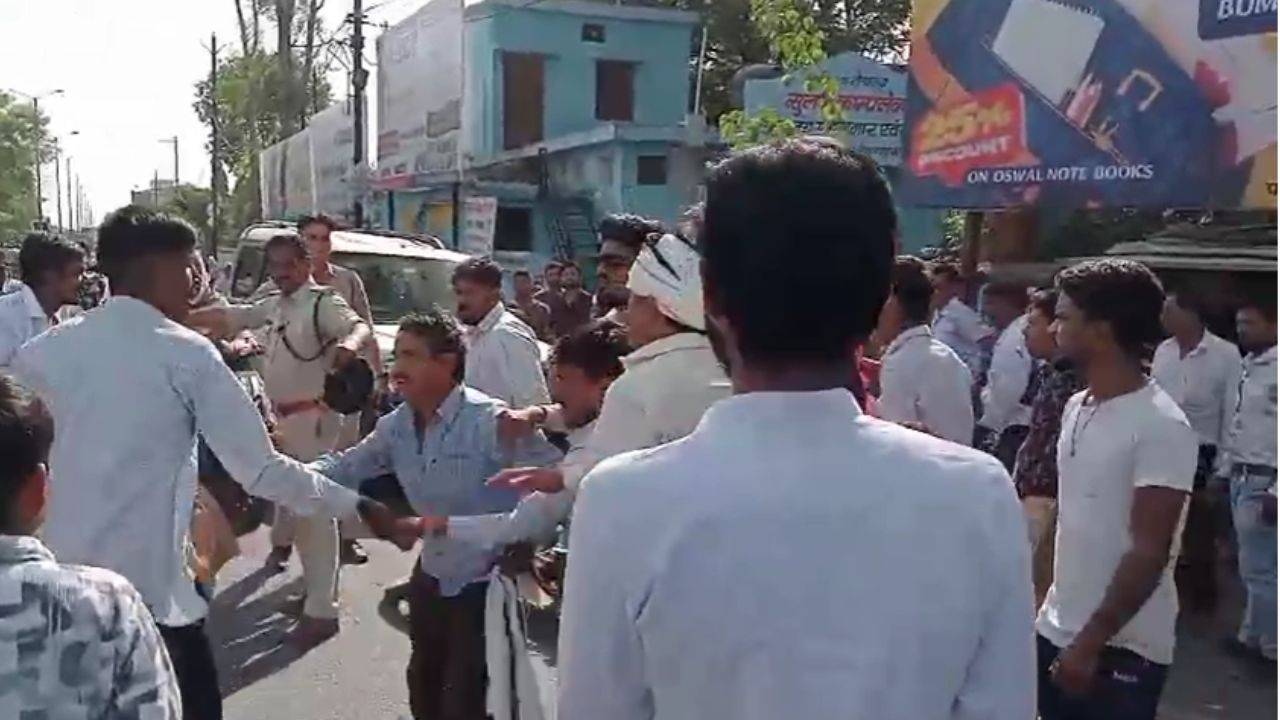 People from the bride's side beat up people from the groom's side in front of the police.