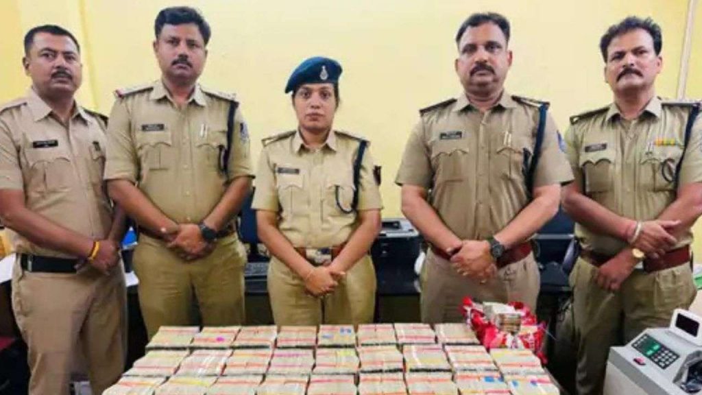 Indore Police team with 1.3 crore hawala money.
