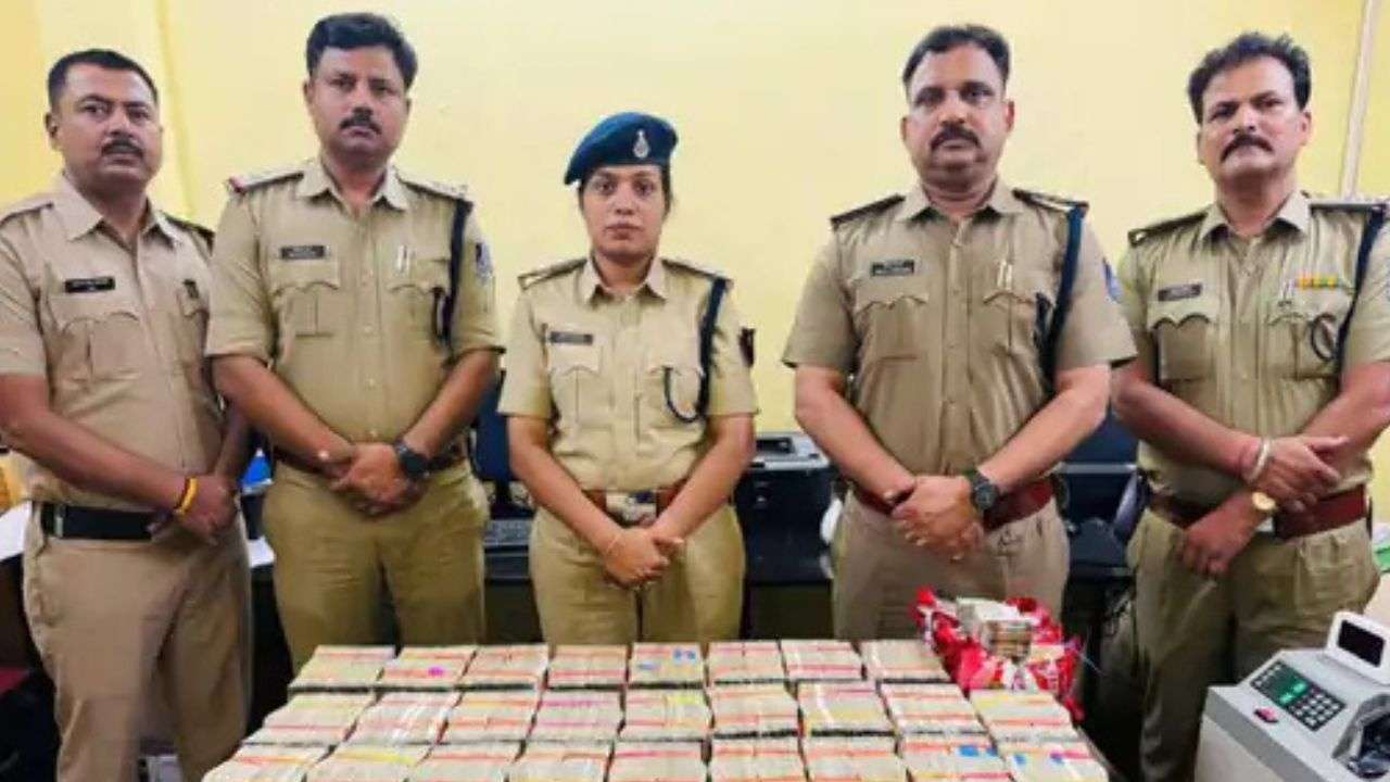 Indore Police team with 1.3 crore hawala money.