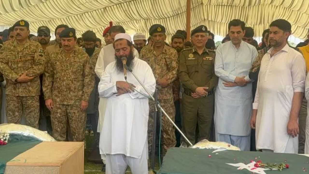 Lashkar commander and Pakistan army at the funeral of the terrorist.