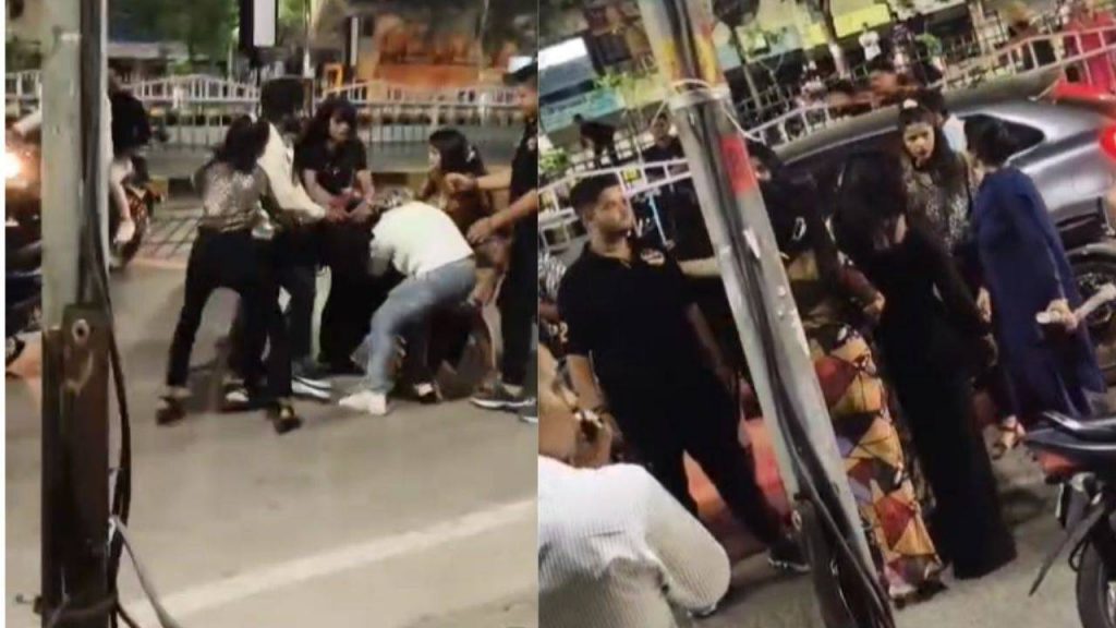 Drunken young women fought mercilessly in the middle of the street.