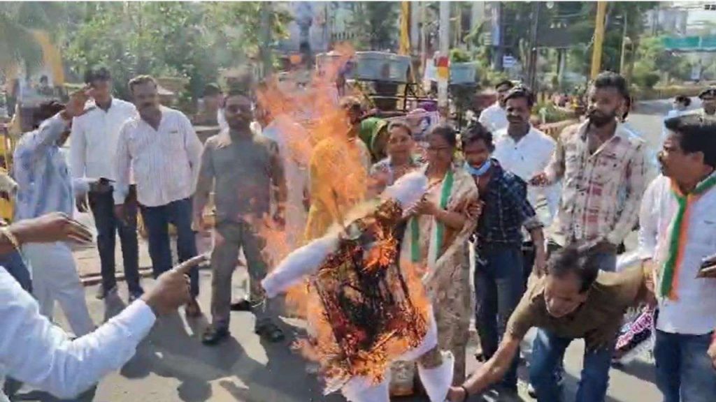 Congress workers burnt the effigy of Vijay Shah.