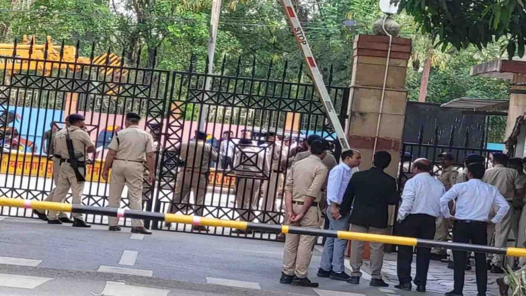 After the dispute, a large number of police forces were deployed in the High Court premises.