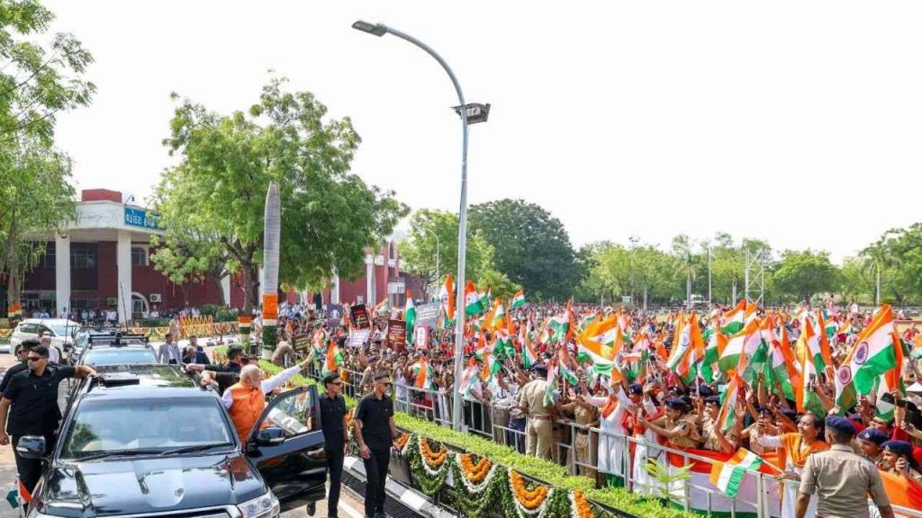 Prime Minister Narendra Modi accepting greetings in Gujarat.
