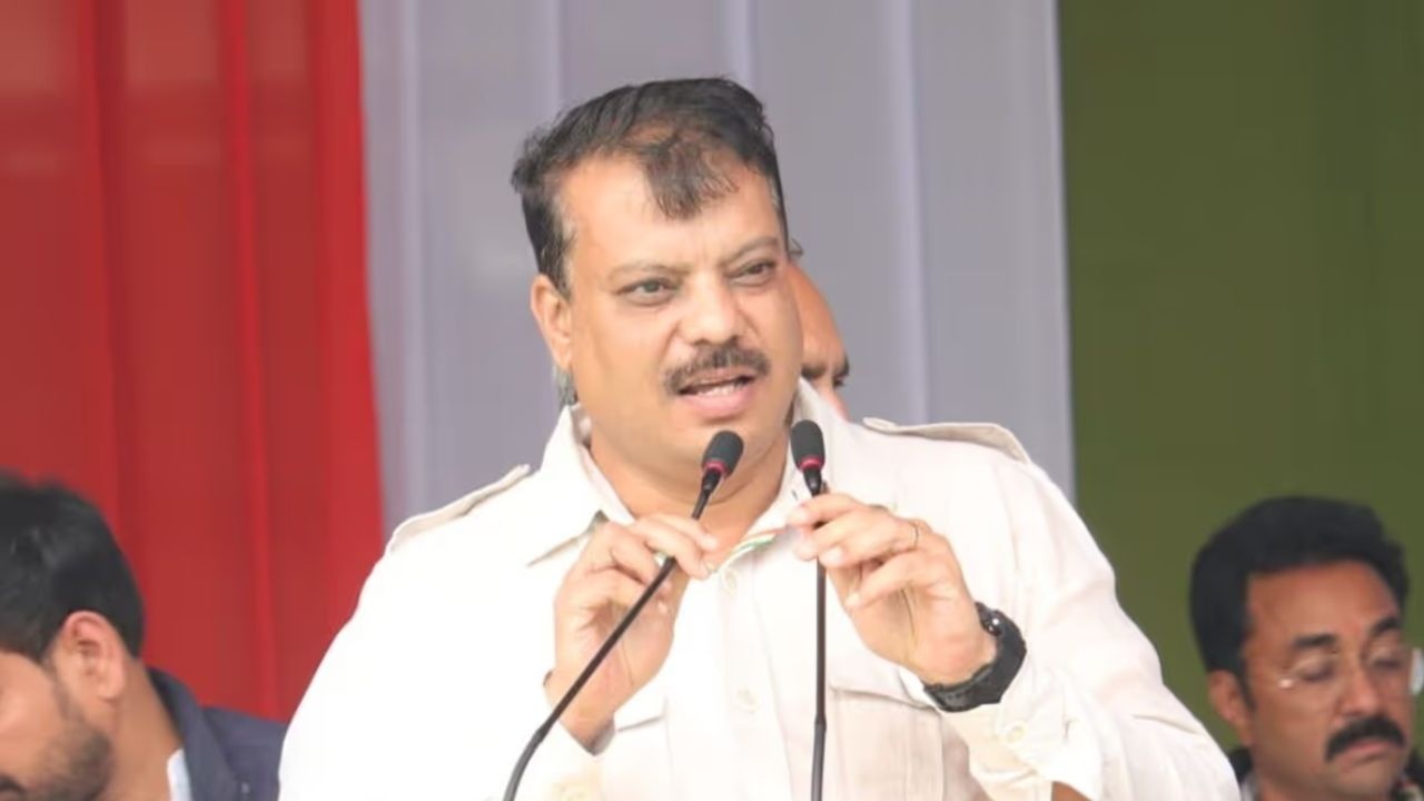 Ashoknagar Congress Justice Satyagraha, Umang Singhar said- will fight with a shroud tied on the head