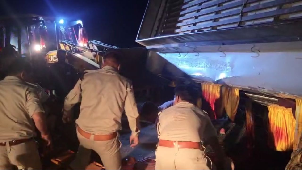 After the accident, the bus was lifted with the help of a crane.