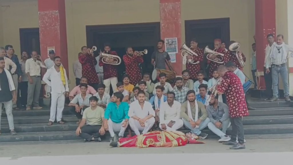 NSUI protests against Vice Chancellor Rajesh Verma at Rani Durgavati University