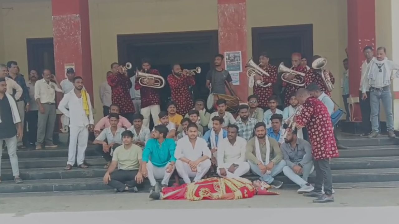 NSUI protests against Vice Chancellor Rajesh Verma at Rani Durgavati University