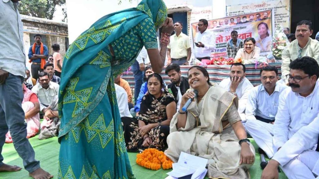 Cabinet Minister Laxmi Rajwada's unique style, listened to the villagers while sitting on the ground