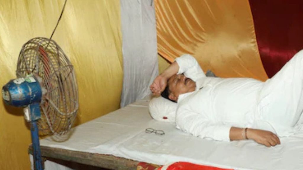 Minister Pradyuman Singh Tomar was seen sleeping with a fan in the tent.