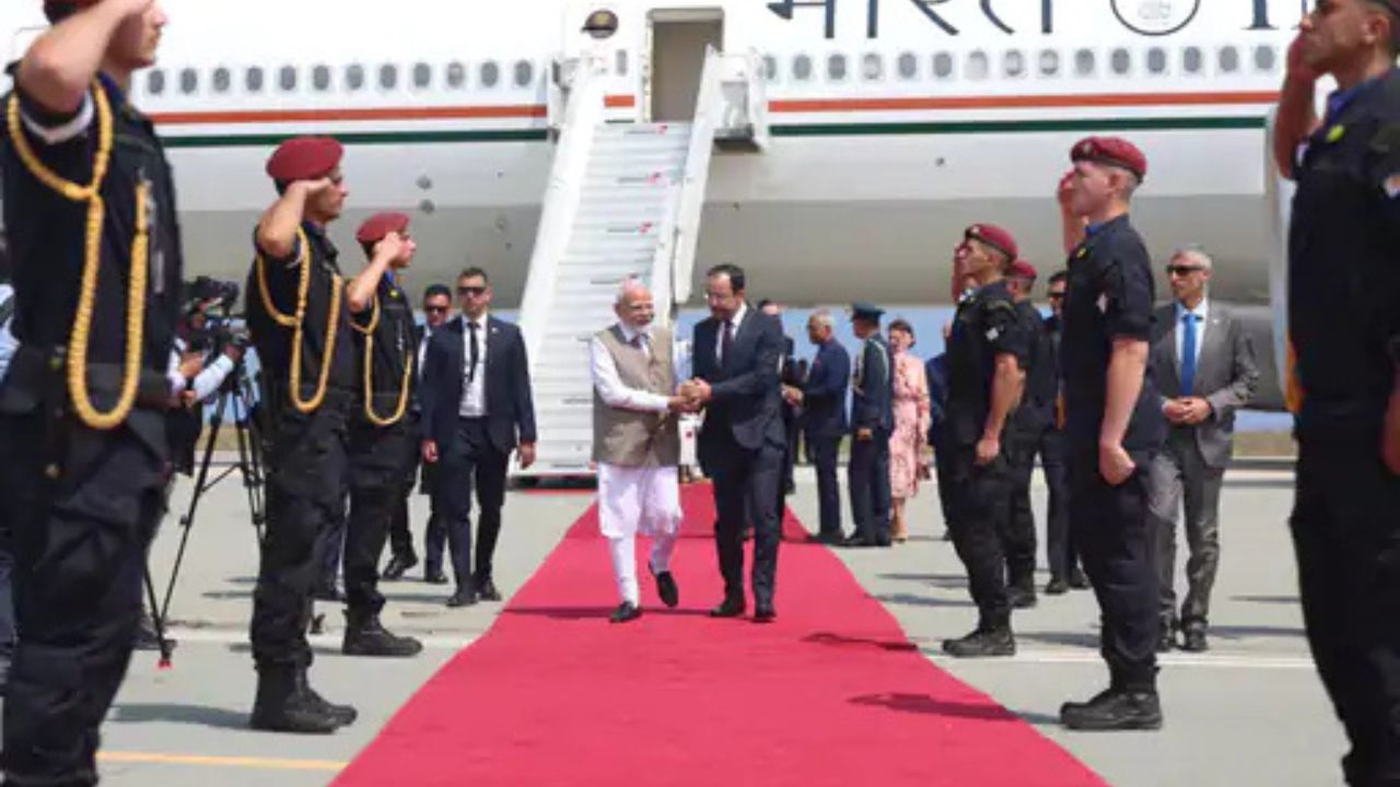 Cyprus President Nikos Christodoulides warmly welcomed PM Modi.