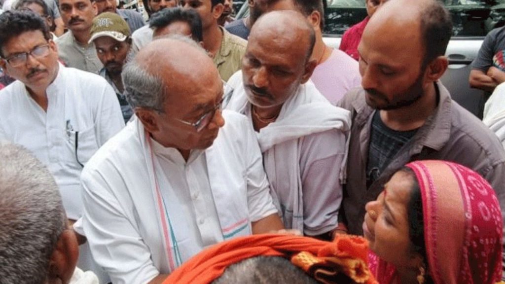 After the murder of the youth during the procession, Digvijay Singh met the family members.