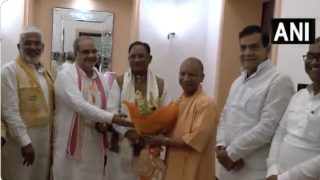 Uttar Pradesh CM Yogi Adityanath welcomed Chhattisgarh Chief Minister Vishnu Dev Sai in Varanasi.