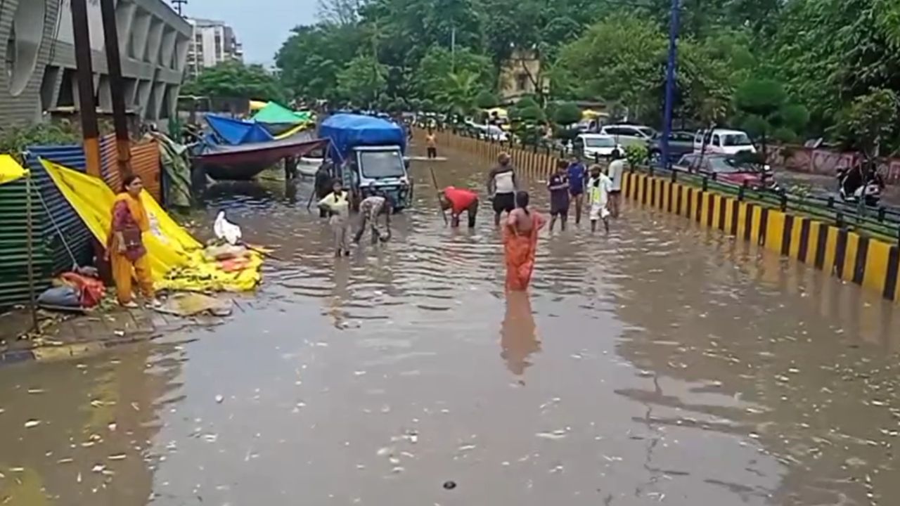 Due to heavy rains in Indore, all the vegetables of the street vendors were washed away in the water.