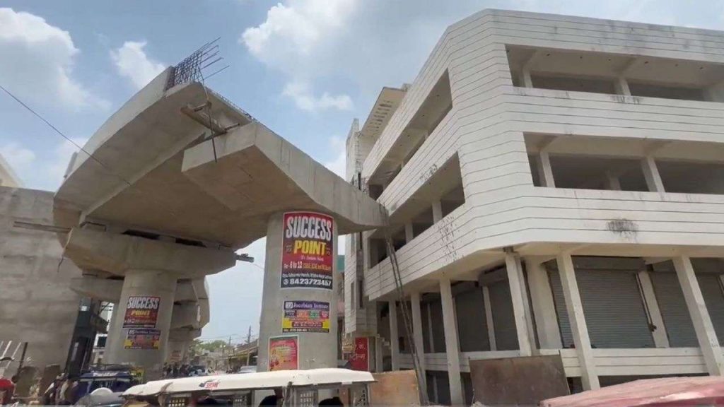 In Lucknow's Para area, the construction of an overbridge has been halted for the past three months due to a house in front of it.