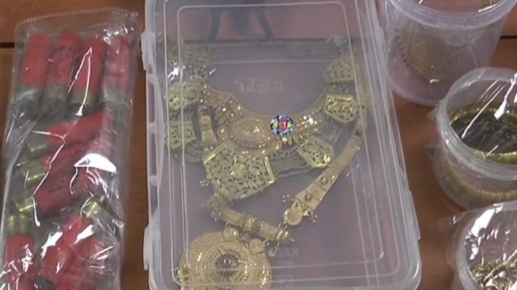 Gwalior: Jewelleries and cartridges recovered from the accused