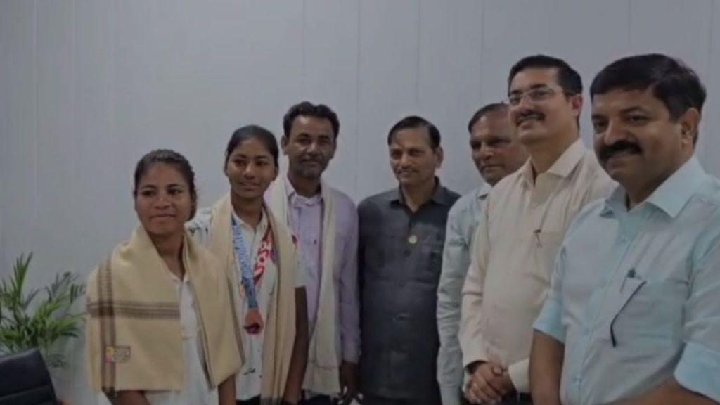 Khandwa Collector honored Kaveri and Deepika