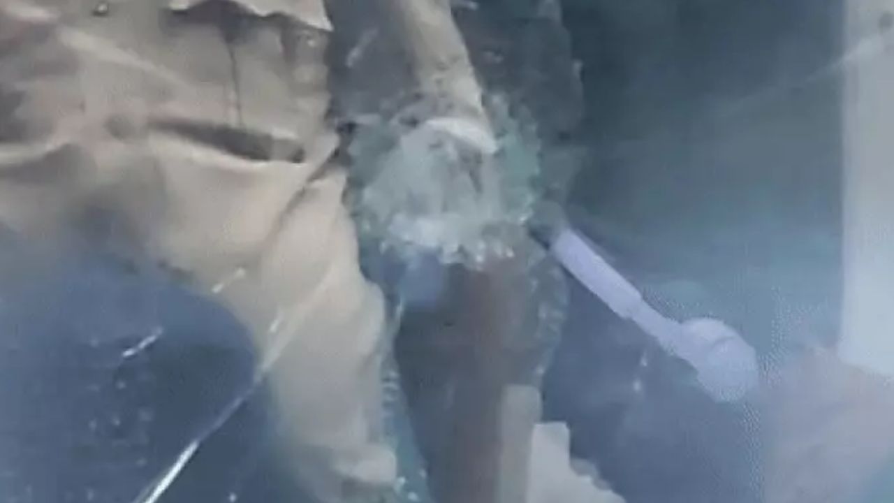Stone pelting on Shatabdi Express, miscreants threw stones at the train near Jhansi