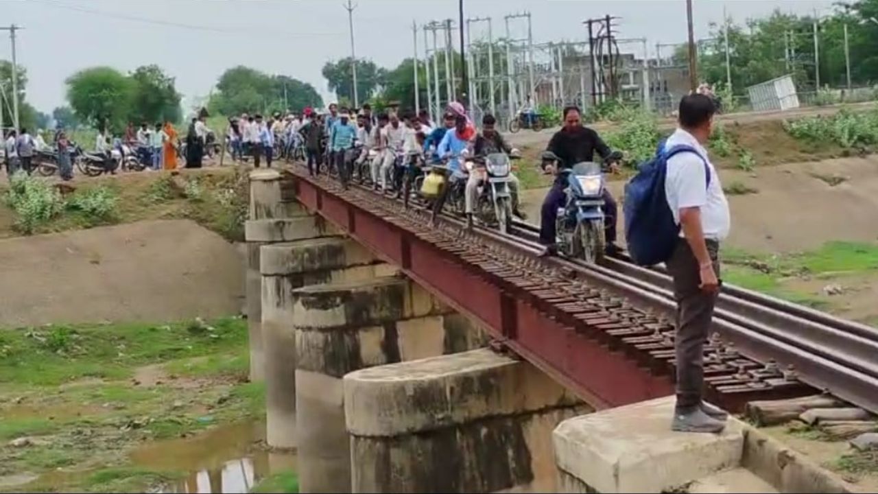 Sheopur viral video, people seen removing bikes from railway track