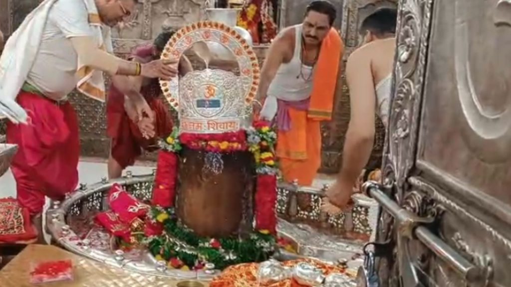 Ujjain: A devotee from Gurugram offered a 5 kg silver crown to Baba Mahakal