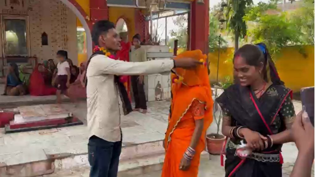 The relationship was broken 18 hours after the marriage in the temple because the girl belonged to the Yadav caste.