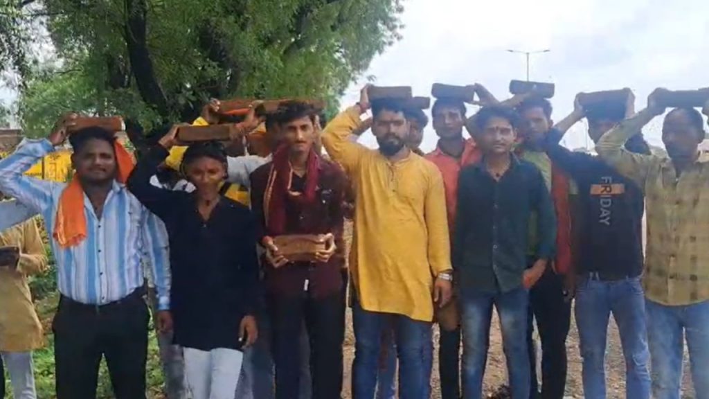 Devotees arrived with bricks on the birthday of Pandit Dheerendra Krishna Shastri