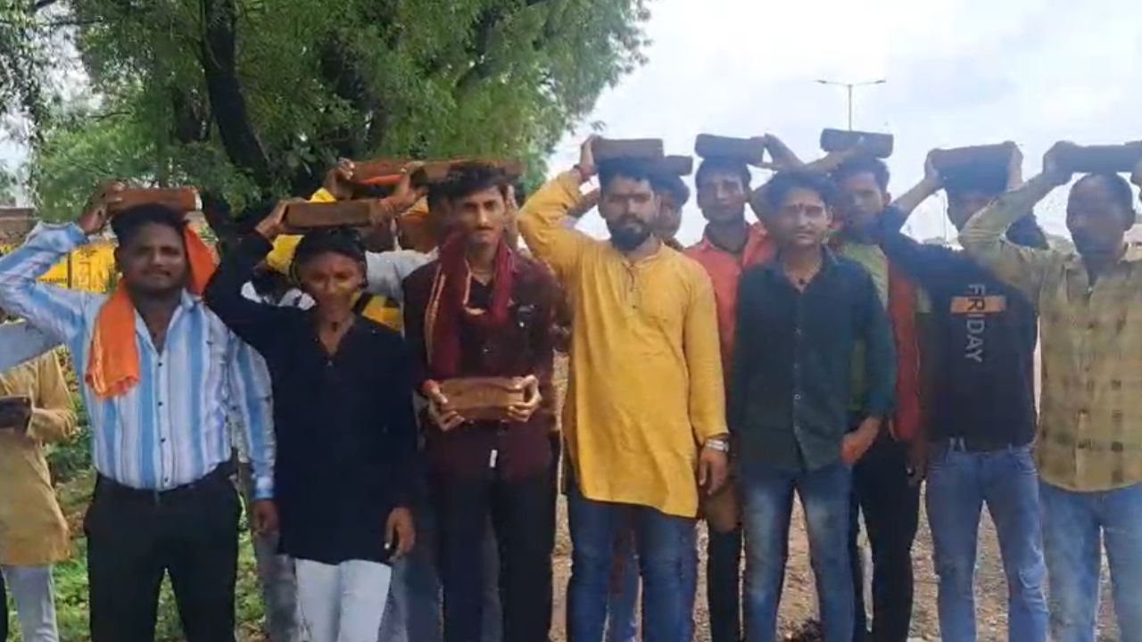 Devotees arrived with bricks on the birthday of Pandit Dheerendra Krishna Shastri