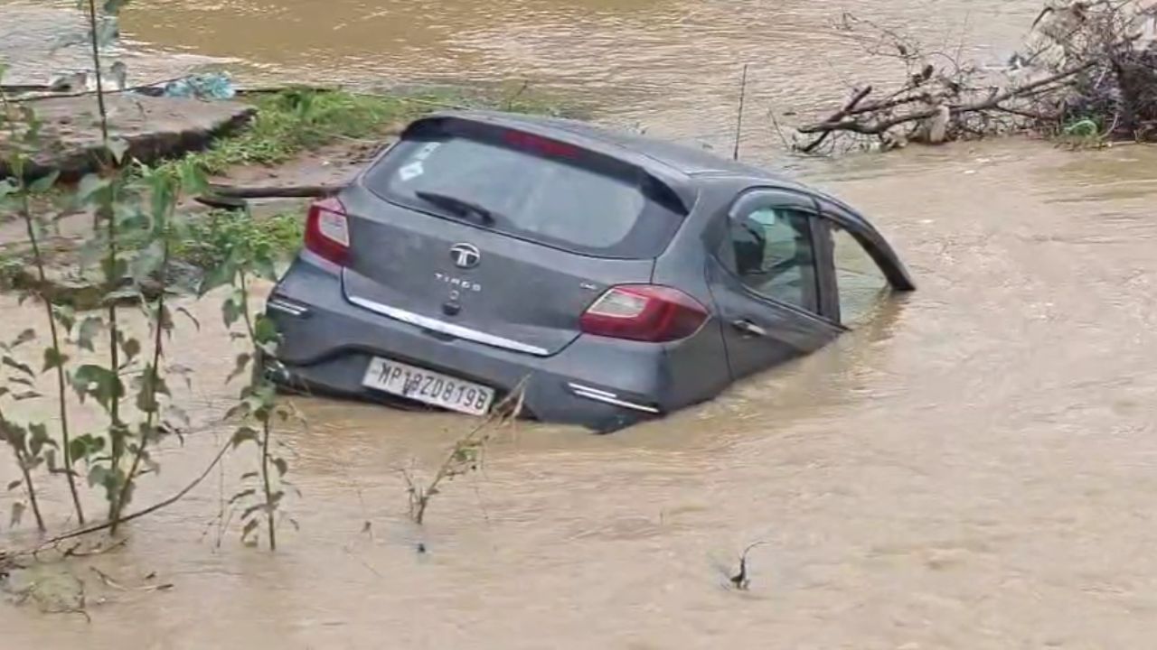 Four people travelling in a car were swept away in a drain in Shahdol.