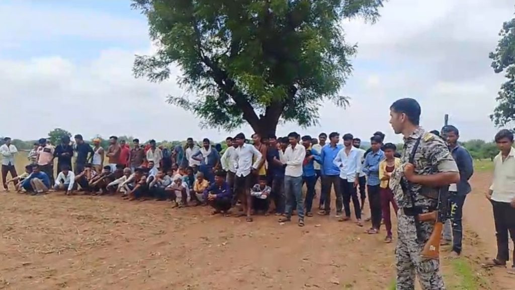 After the news of human sacrifice in Tikamgarh, a large crowd of people gathered.