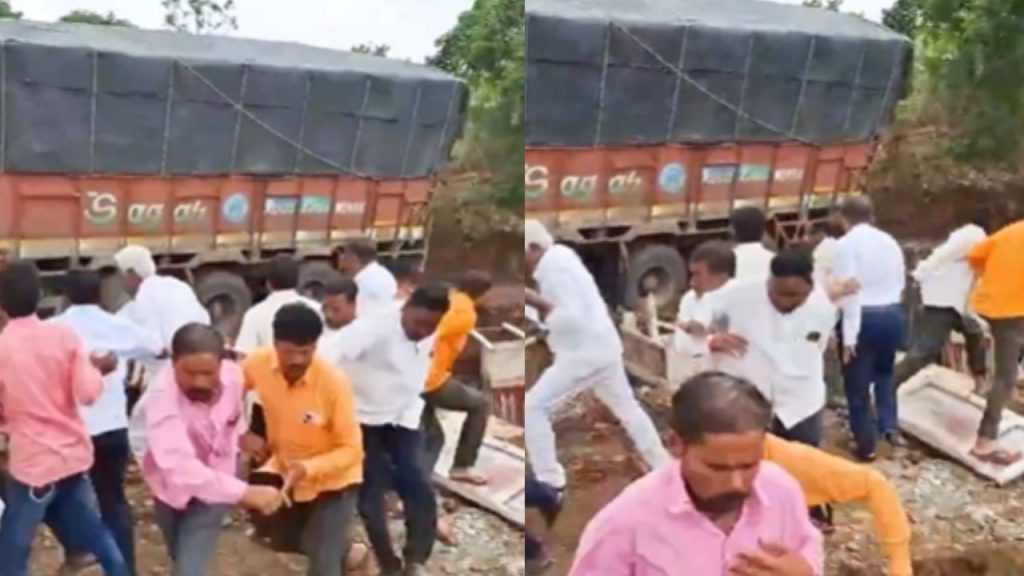 After the truck overturned in Maharashtra, everyone started running away.