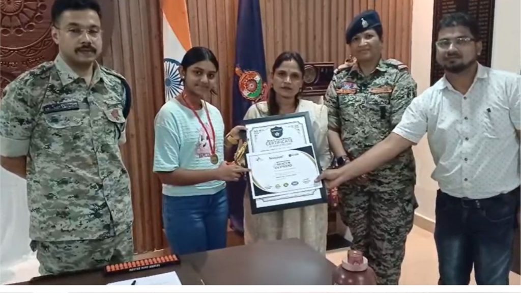 SP honored Mahi Dewangan in Dantewada.