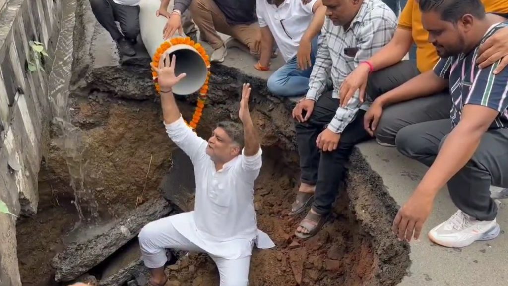The Congress leader garlanded the pothole at Jyoti Talkies crossing.