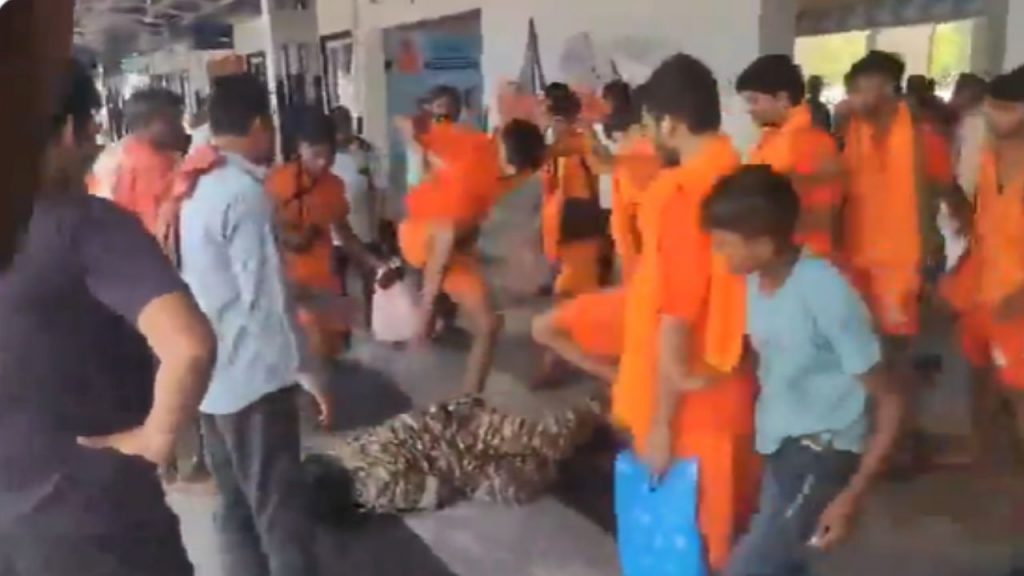 In Mirzapur, Kanwadiyas brutally beat up a CRPF jawan.