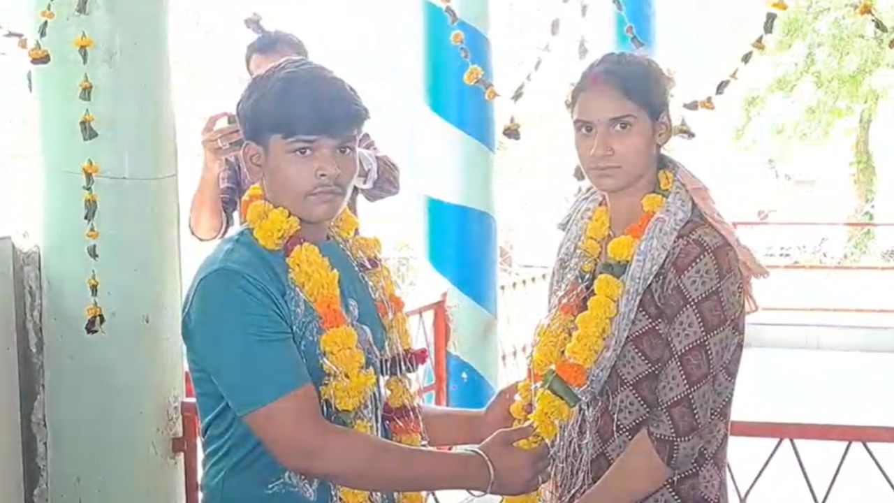 The police got the boy and girl, who had run away from home, married in the police station.