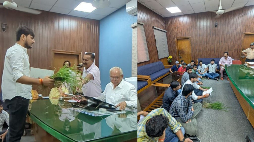 Students reached Jiwaji University hostel with grass to complain about bad food.