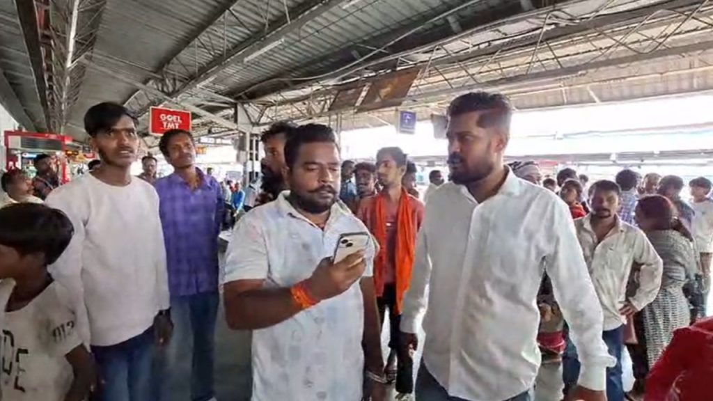 Bajrang Dal demonstrated against religious conversion at Durg Railway Station.