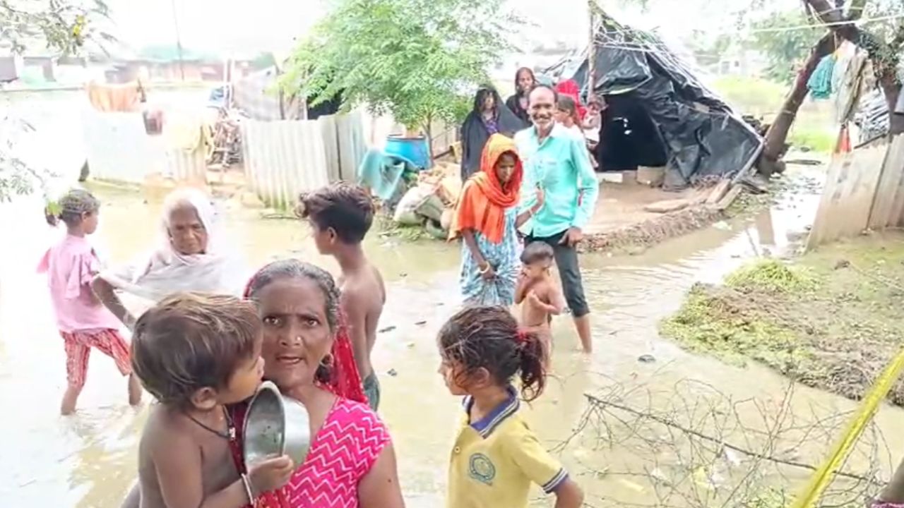 Due to incessant rain in Morena, all the household goods kept in huts got submerged in water.