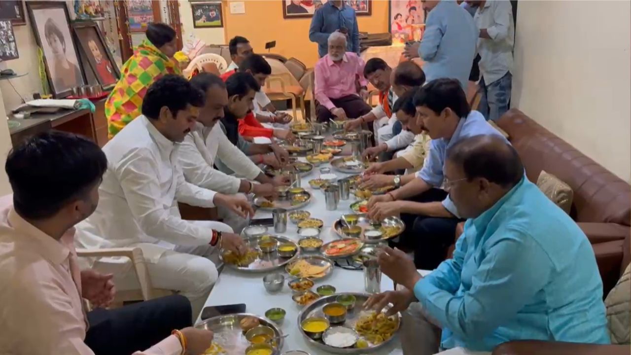 A lunch party was organised at the residence of Kailash Vijayvargiya.