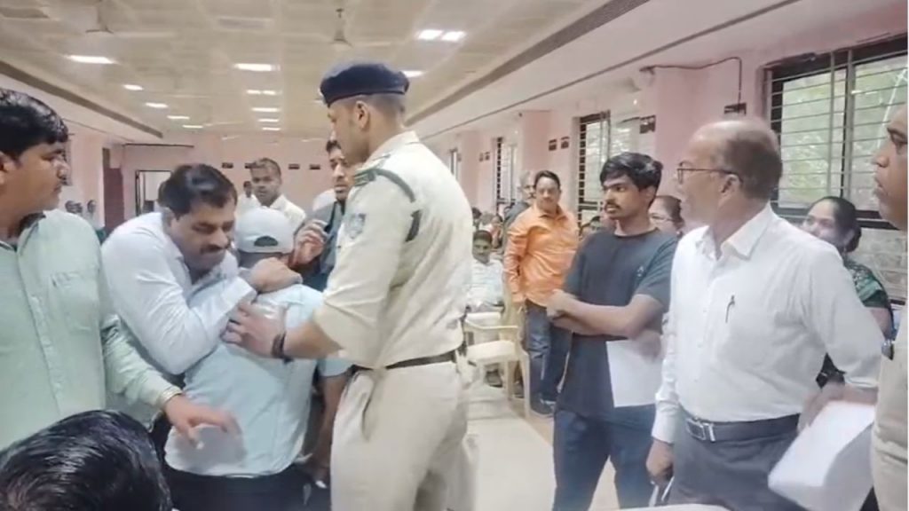 There was a scuffle between SDM and a youth in Gwalior