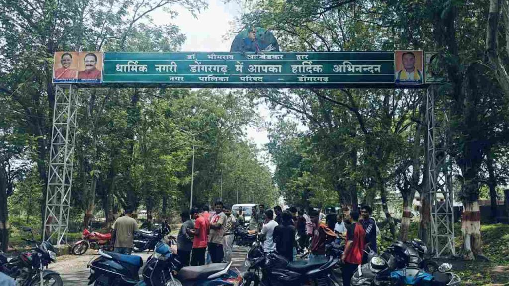 Anger over mud being thrown on the photo of Baba Saheb Bhimrao Ambedkar in Dongargarh.
